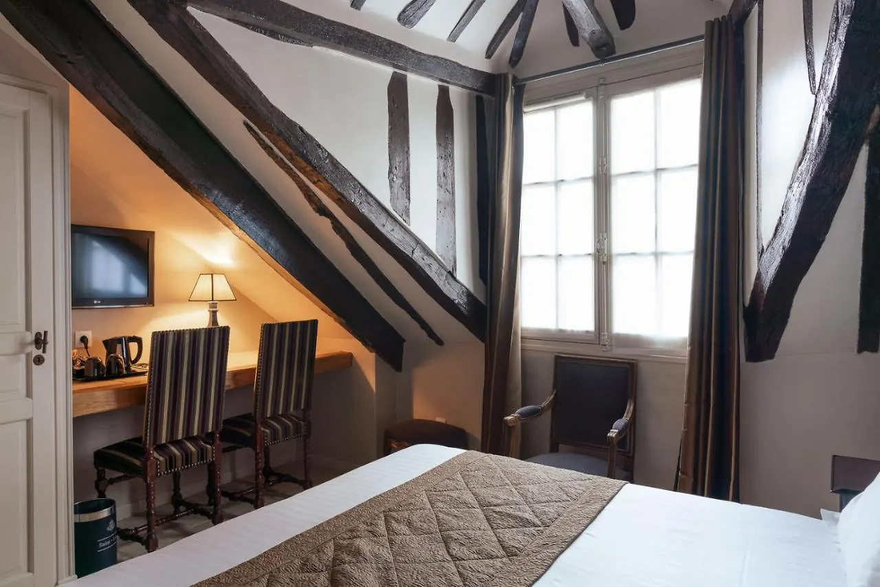 ***  פריז Hotel Saint-Louis Marais צרפת